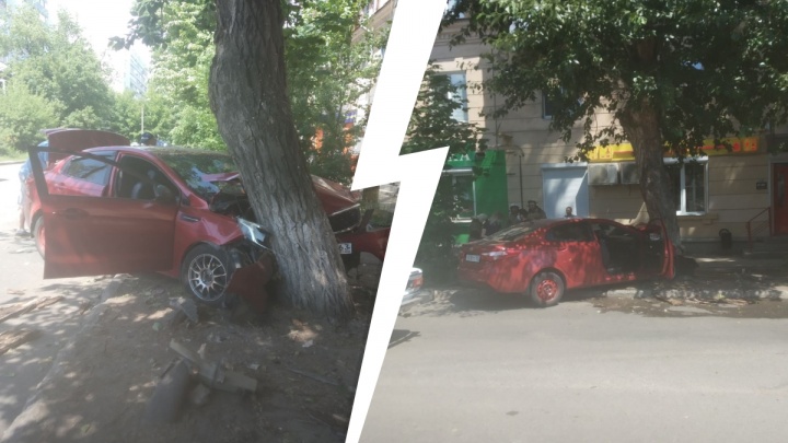 Ребенок получил тяжелые травмы: в Самаре машина такси протаранила дерево