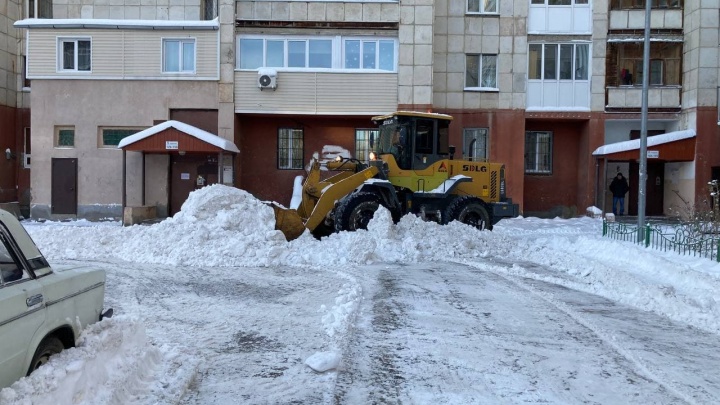 Не дожидаясь реакции коммунальщиков: сургутяне стали чаще нанимать людей для чистки снега