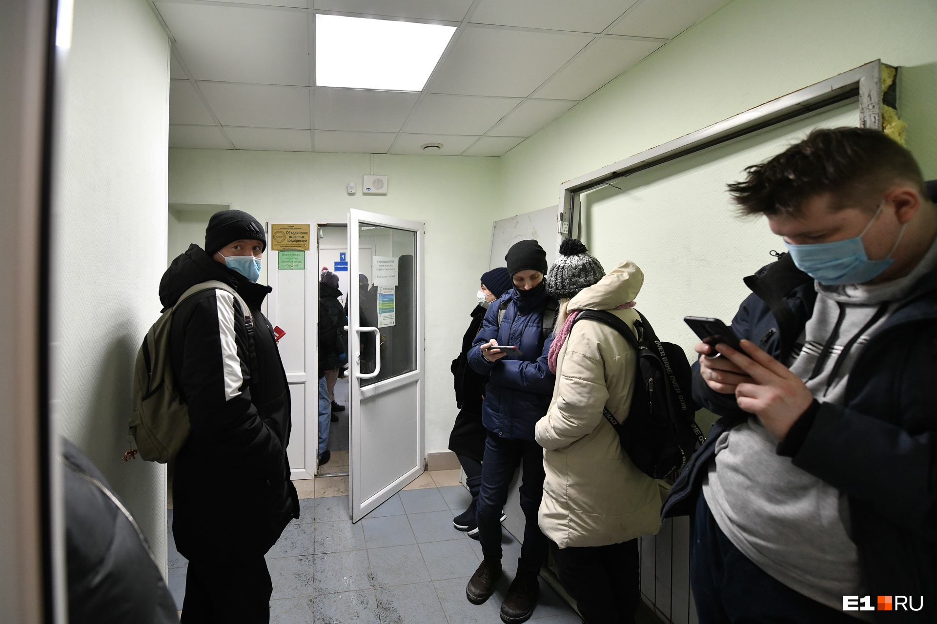 Две Подружки Ждут Своей Очереди Две Подружки Ждут Своей Очереди