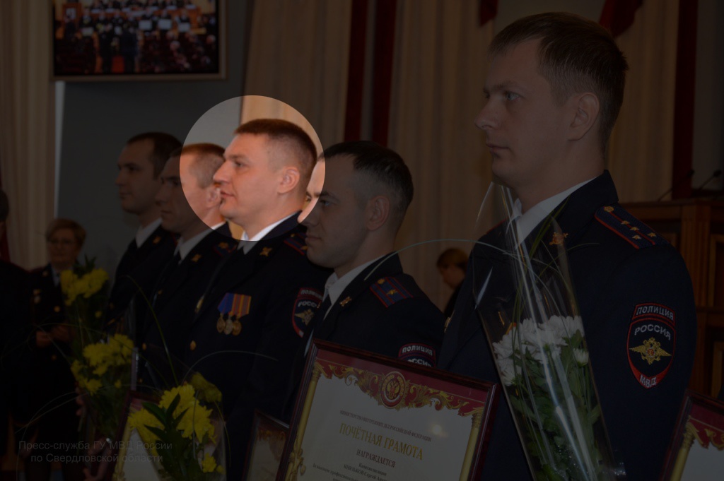 Дмитрий Головко получает почетную грамоту МВД России