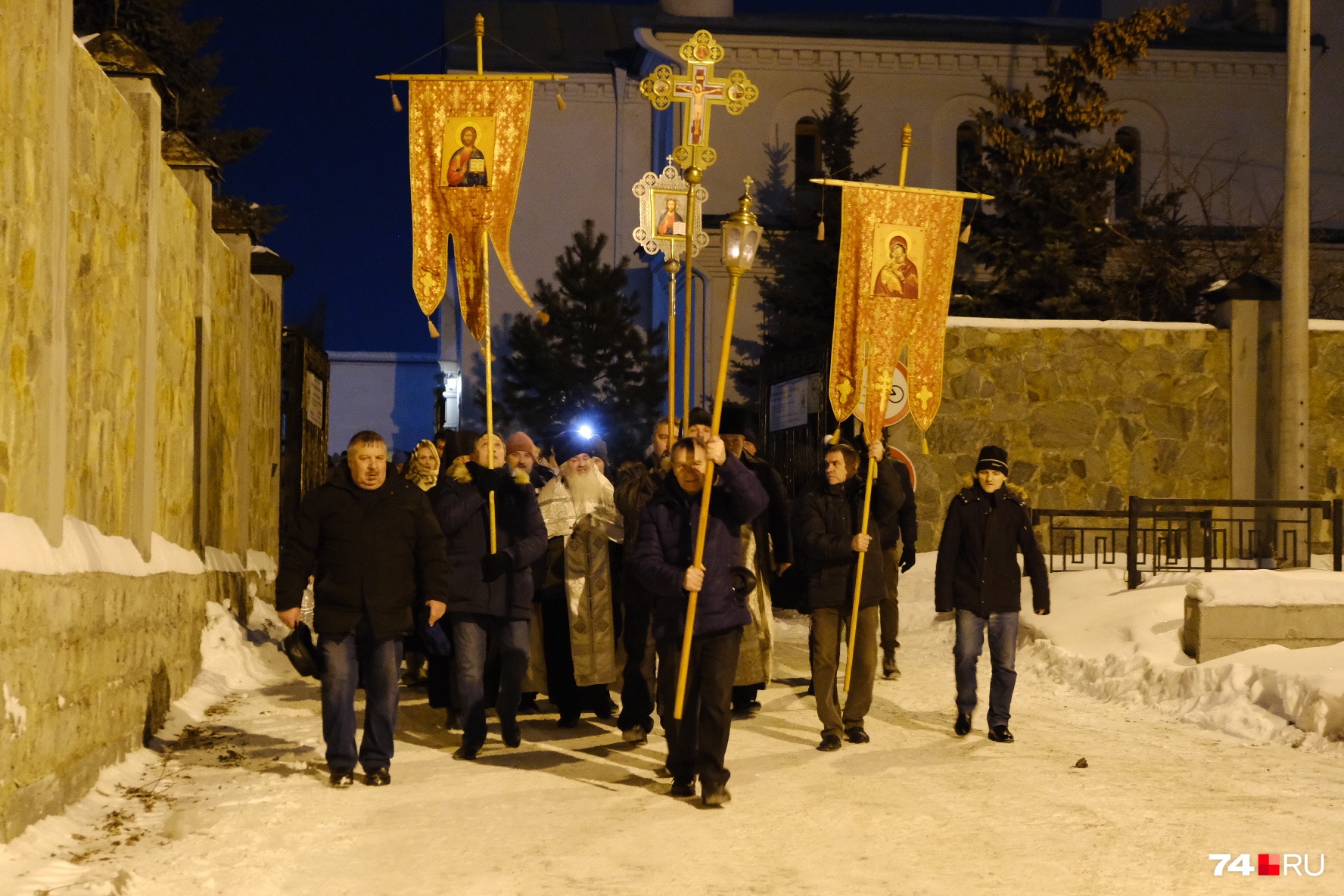 На озере Смолино прошел крестный ход, после которого воду освятили На озере Смолино прошел крестный ход, после которого воду освятили