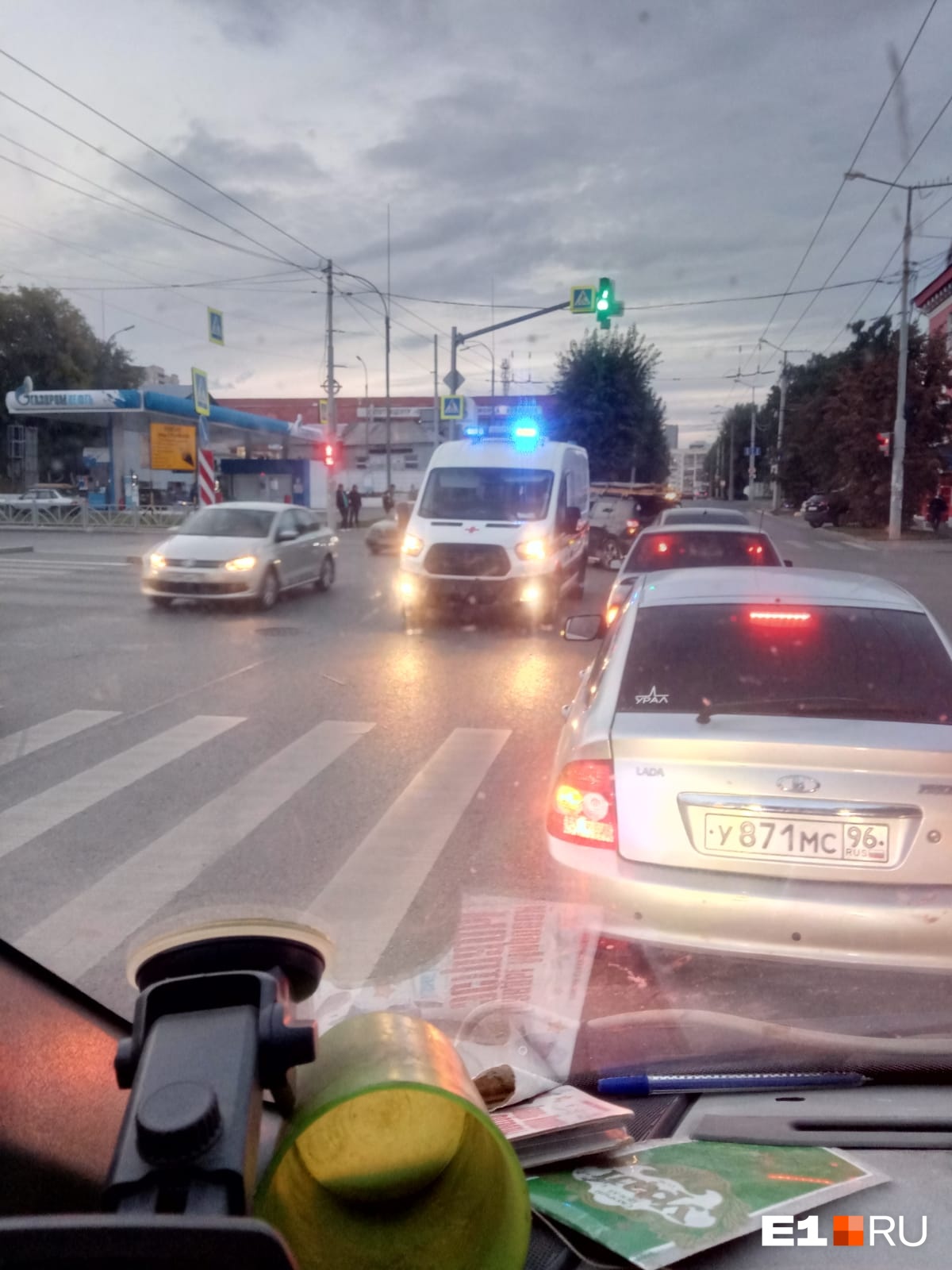 В Екатеринбурге водитель врезался в скорую помощь, которая ехала на вызов