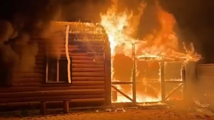 «Кричал в окно, чтобы найти людей». Под Екатеринбургом за несколько минут сгорел дом: видео