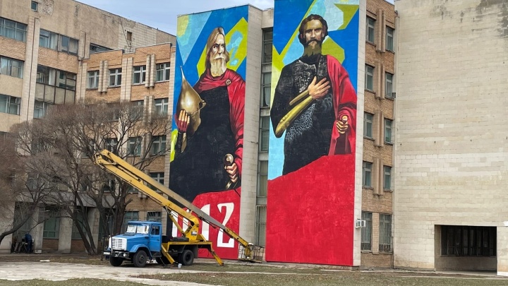 В Автозаводском районе художники нарисовали Минина и Пожарского на бывшем военном училище