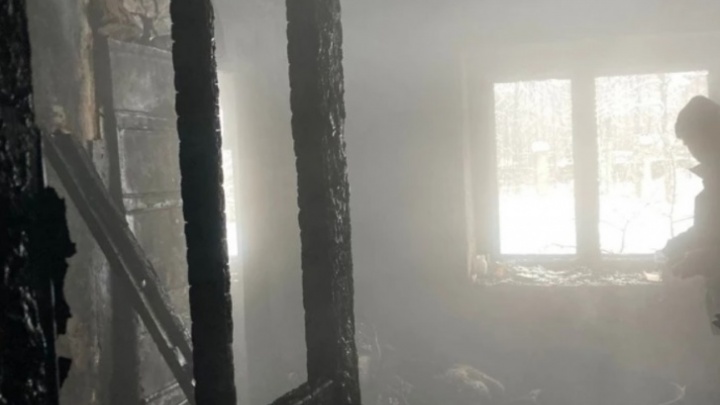 «На четвертый этаж попали, сильное задымление»: в Брагино загорелась пятиэтажка, передают о погибшем
