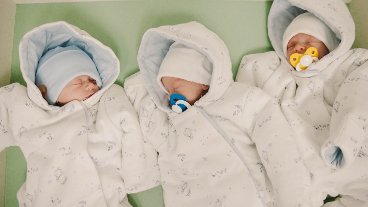 Макар, Максим и Михаил родились у молодой семьи из Тюмени. Показываем милое видео с выписки тройни