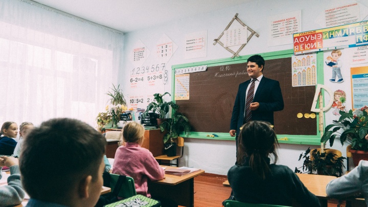 В детсады и школы Омска ищут 507 воспитателей и учителей