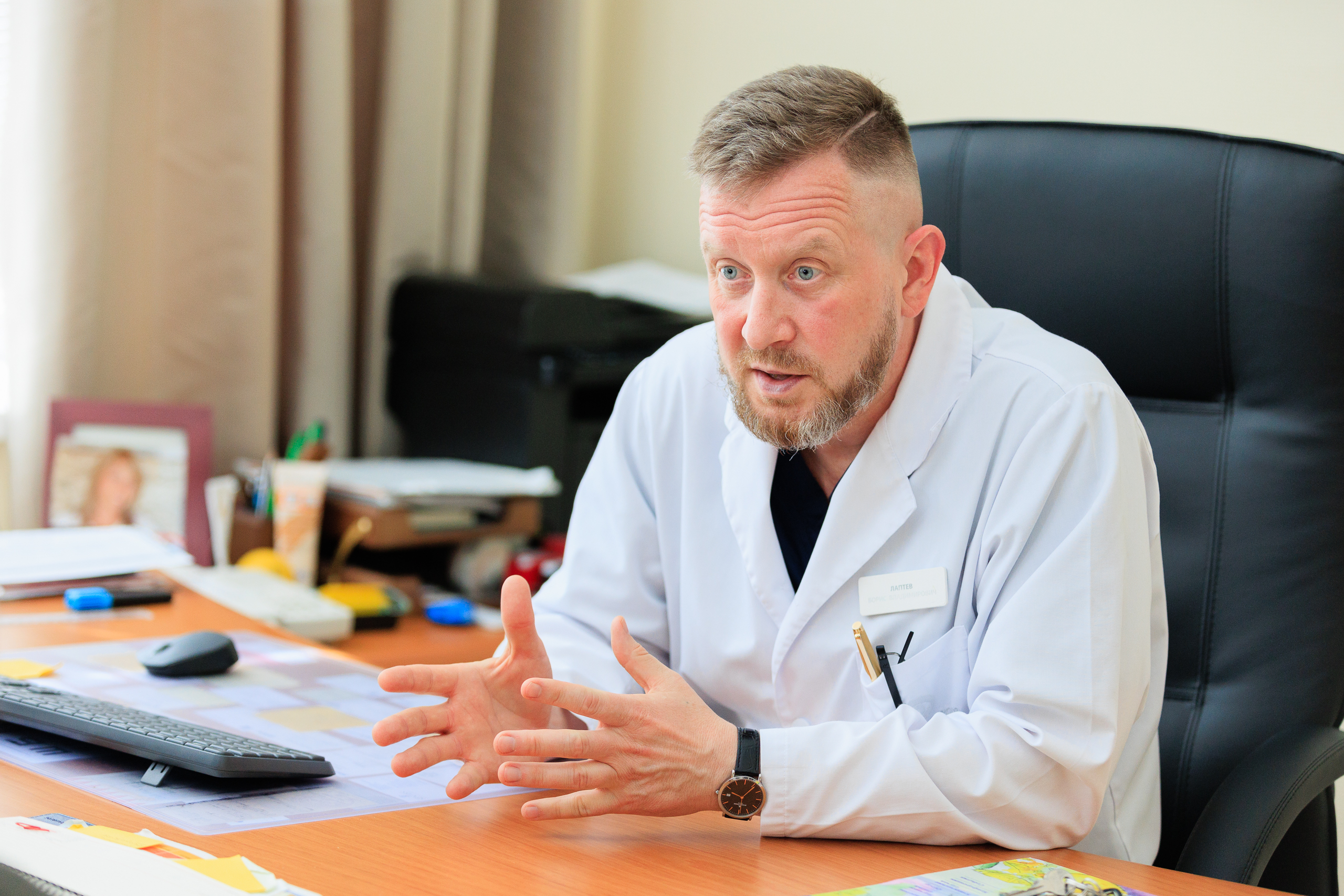 «Офтальмолог — как пилот: должен провести операцию так, чтобы пациент мягко приземлился в новой жизни» «Офтальмолог — как пилот: должен провести операцию так, чтобы пациент мягко приземлился в новой жизни»
