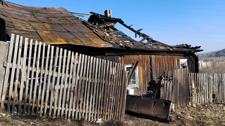 В кузбасском городе из-за беспечного разведения костра полностью выгорел жилой дом