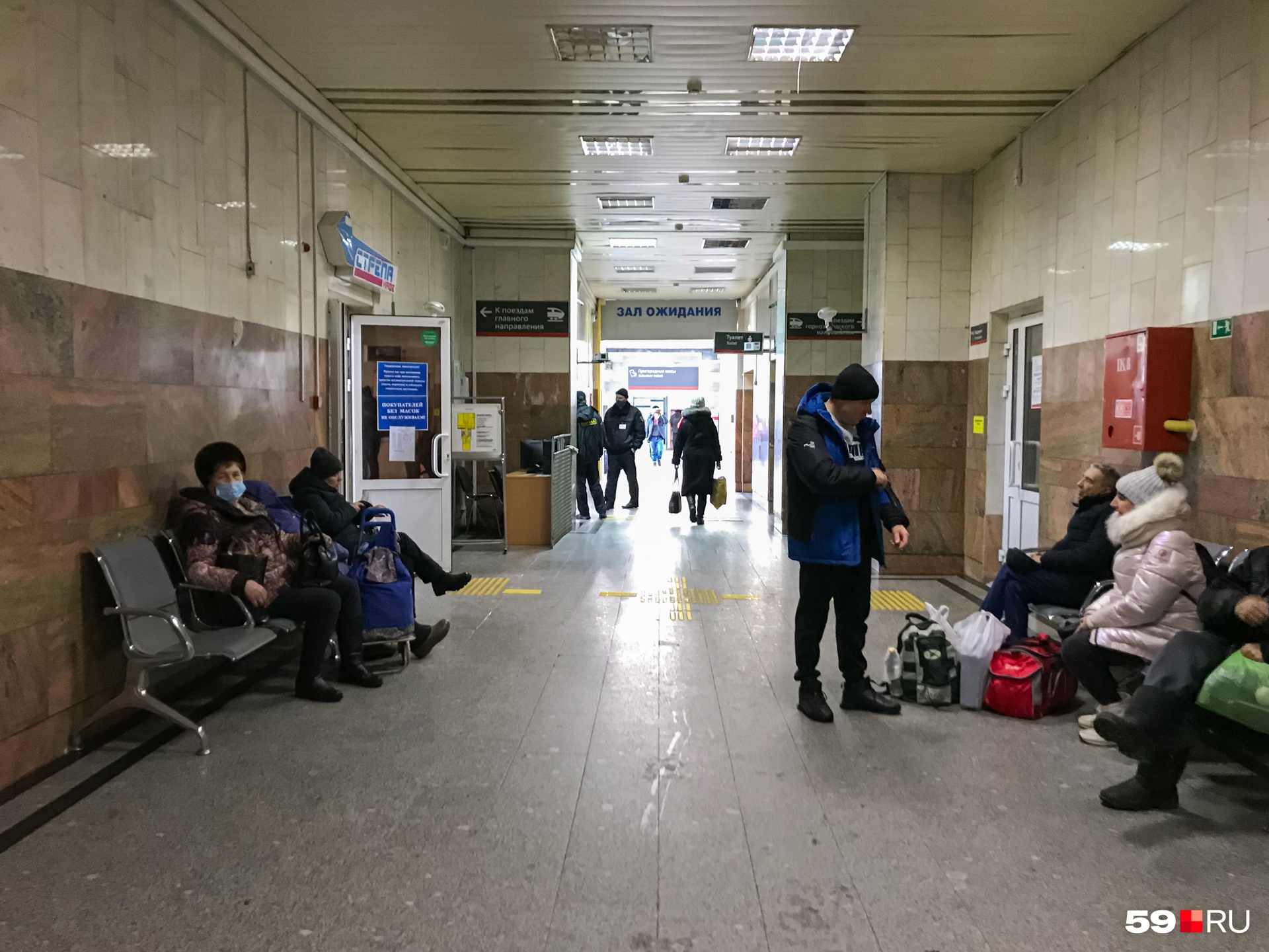 Небольшая зона ожидания в коридоре вокзала Небольшая зона ожидания в коридоре вокзала