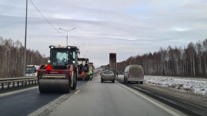 На въезде в Екатеринбург перед зимой дорожники решили поменять несколько километров асфальта