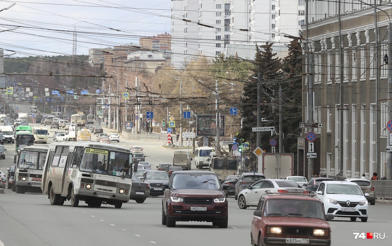 Участок проспекта на площади Революции короткий, поэтому здесь важно не допустить накопления машин Участок проспекта на площади Революции короткий, поэтому здесь важно не допустить накопления машин
