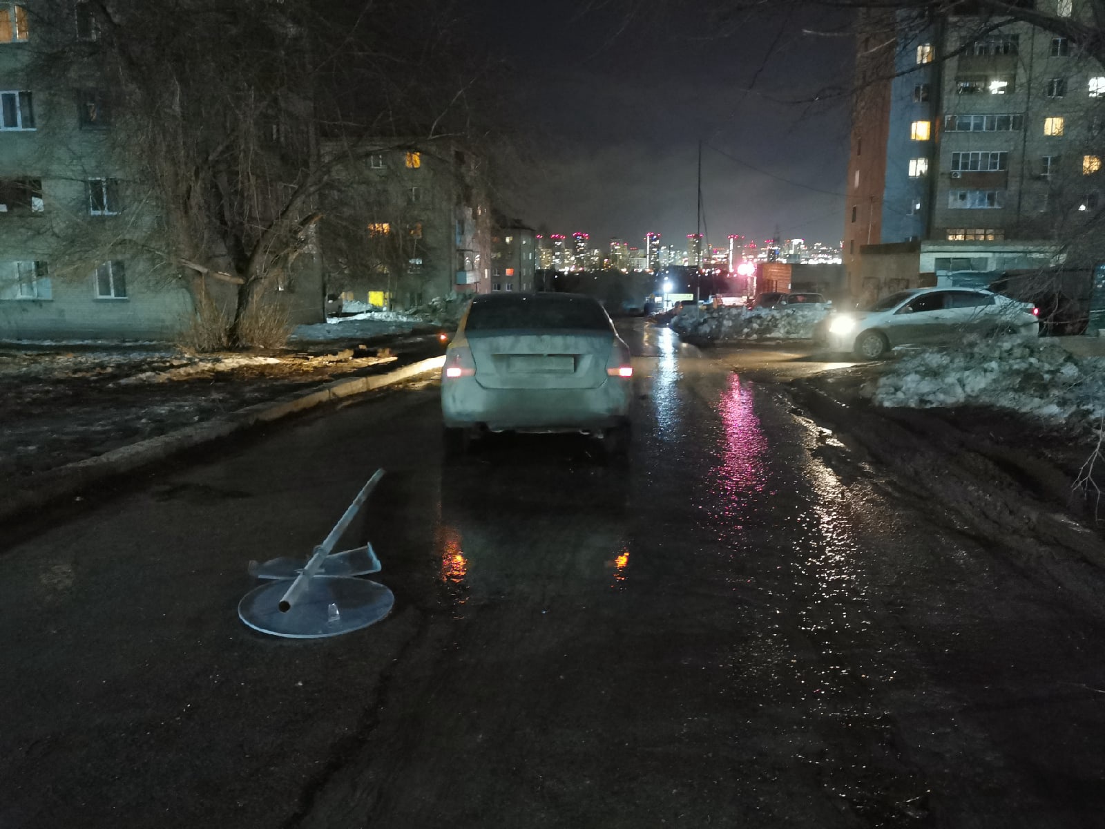 Водитель каршерингового авто врезался в опору в Новосибирске — на месте ДТП никого не оказалось
