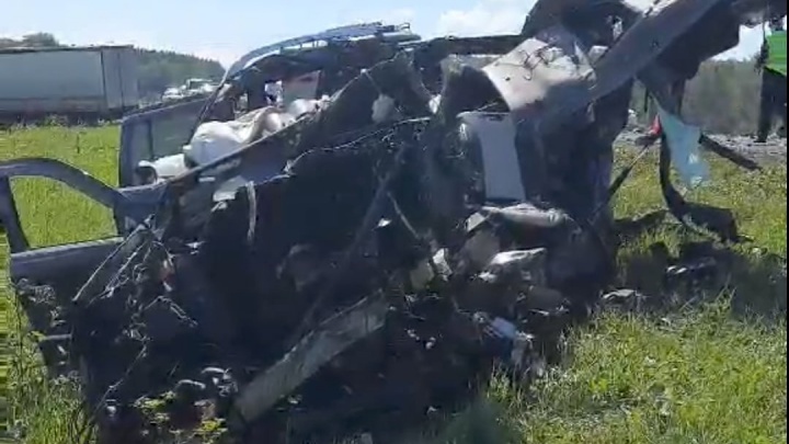 На тюменской трассе Mercedes влетел в КАМАЗ — два человека погибли