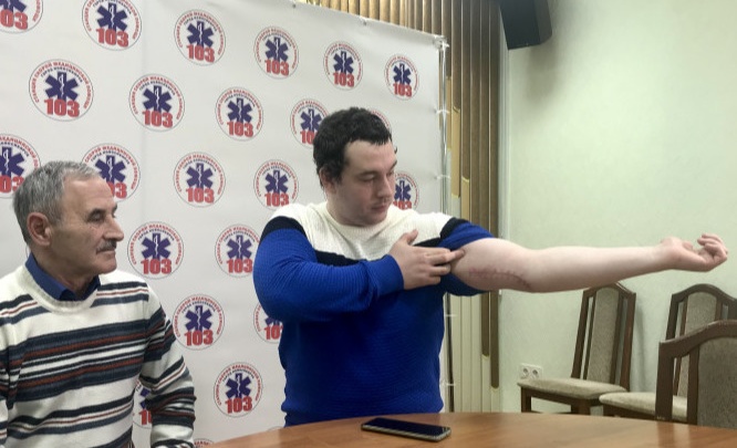В Новосибирске мужчина замахнулся ножом на врача скорой помощи — его спас фельдшер