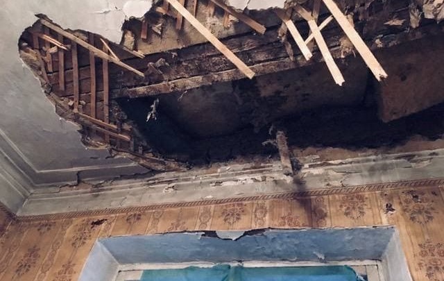 Потолок обрушился в доме в Кемерове: жилинспекция проводит проверку