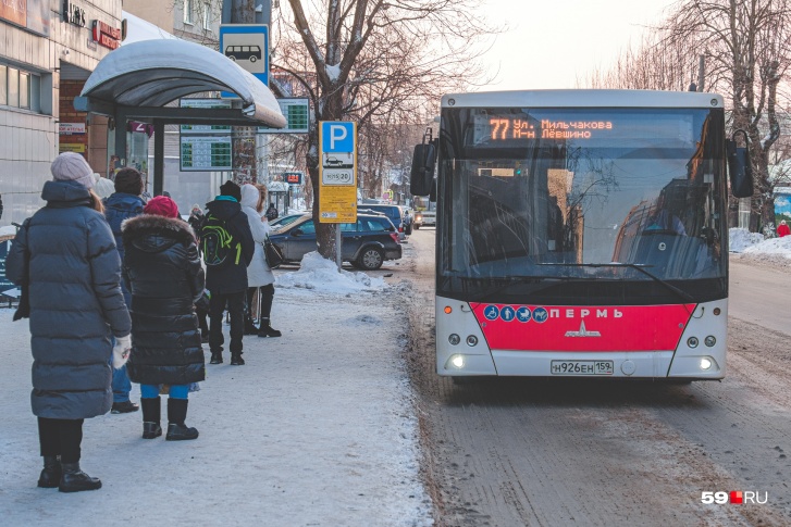 Многие отмечают, что автобусы ходят редко и их приходится долго ждать