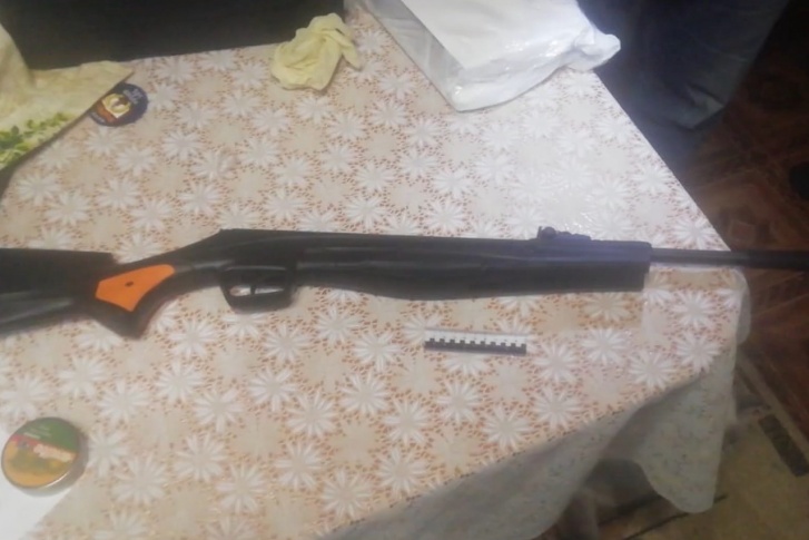 Эту винтовку сотрудники ФСБ нашли у подростка дома