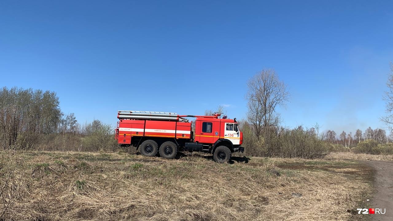 Пожарные и сейчас дежурят на окраине села Пожарные и сейчас дежурят на окраине села