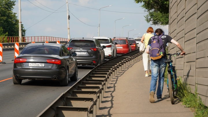 В Ярославле на два месяца перекрыли Октябрьский мост. Всё об ограничении — в карточках