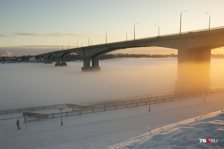 Сегодня утром в Ярославле по земле расстелился зимний туман