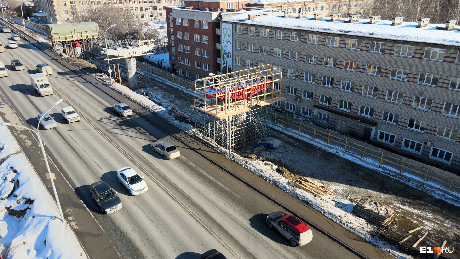 В зданиях, расположенных вблизи развязки, строители установили сотни шумозащитных окон В зданиях, расположенных вблизи развязки, строители установили сотни шумозащитных окон