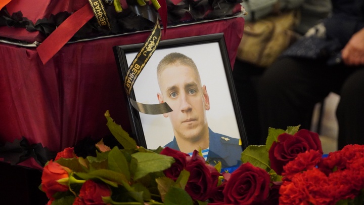 Провожали всем районом: репортаж с церемонии прощания с погибшим на Украине военным