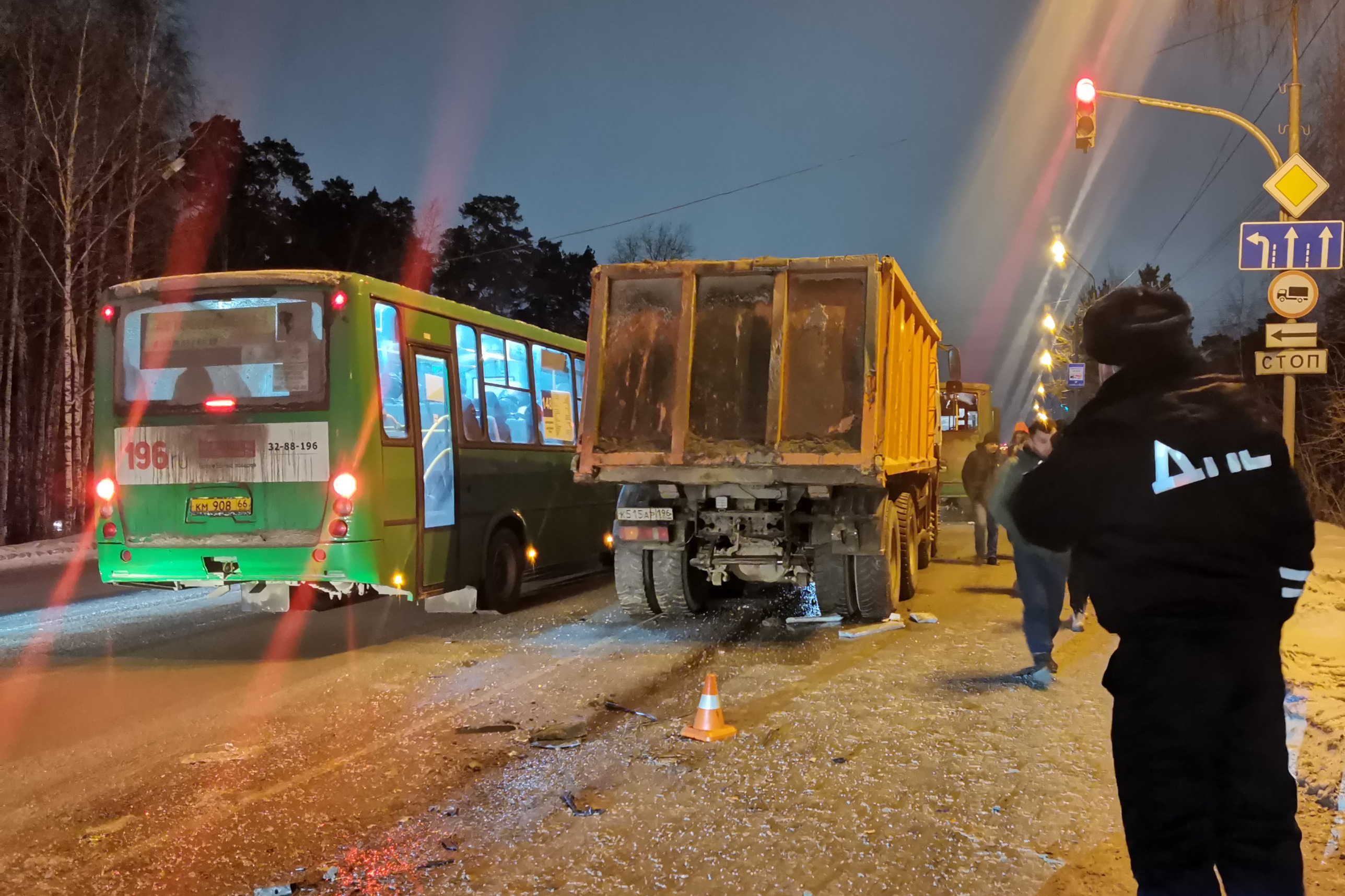 На Березовском тракте грузовик снес автобус. Трех пассажиров увезли на скорой