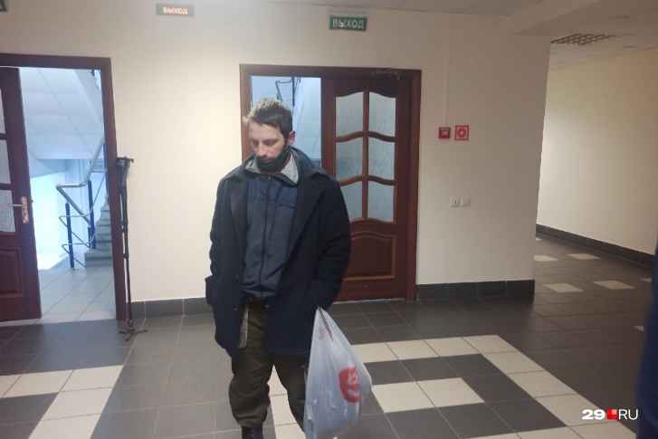Подсудимый пришел на заседание с синяком под глазом Подсудимый пришел на заседание с синяком под глазом