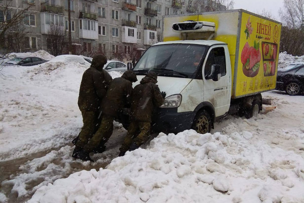 Дороги в посёлке Каменка такие, что машины застревают в лужах и снежной каше Тра
