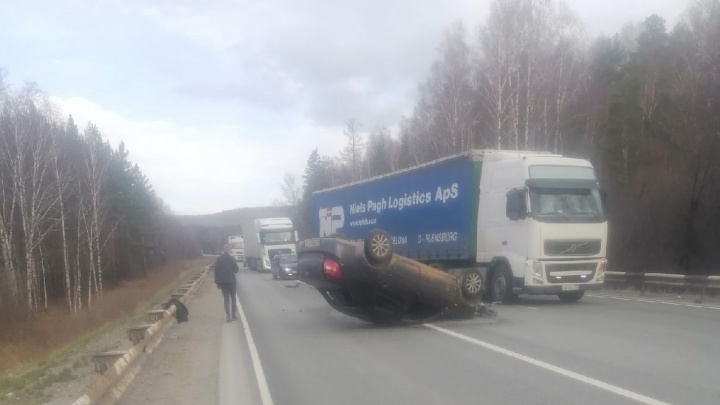 Lada Granta перевернулась на трассе М-5 в Челябинской области