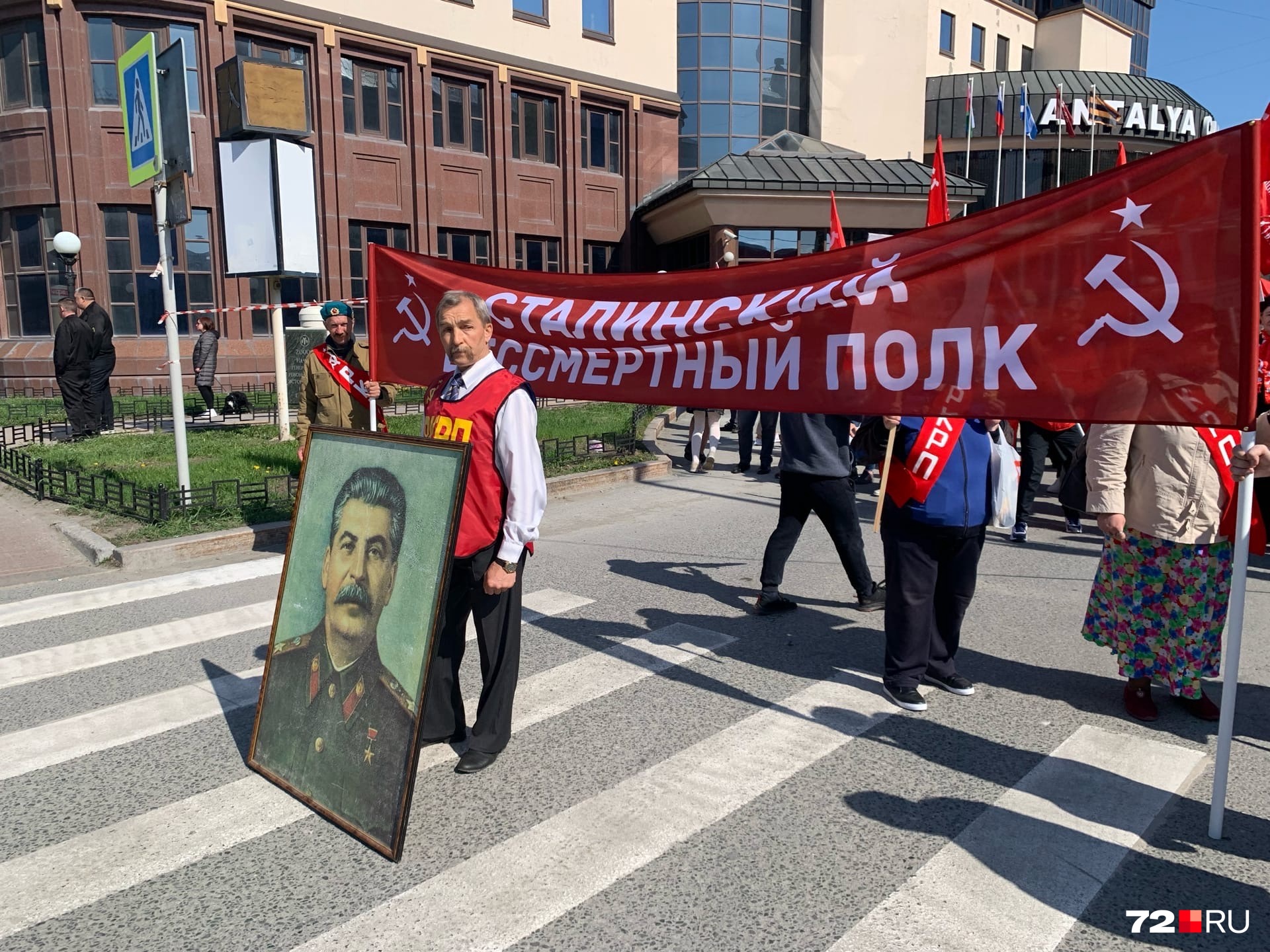 Их шествие — на улице Дзержинского на перекрестке с улицей Республики