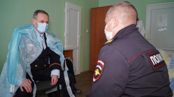 Раненного в Мишкино сотрудника полиции проведал начальник УМВД