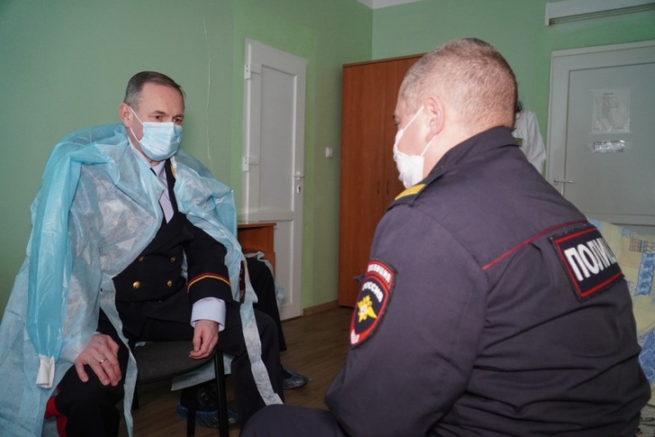 Дмитрий Свинов в больнице навещает сотрудника