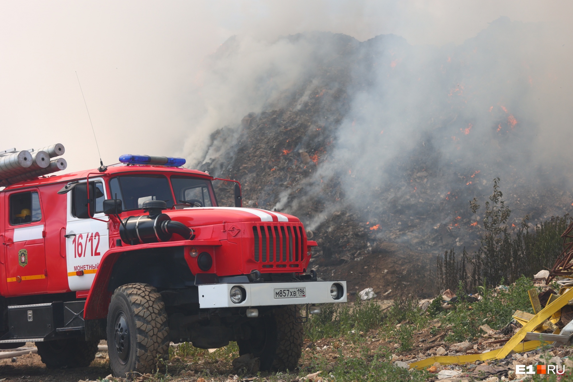Огненный ад: фоторепортаж с пылающей свалки в Березовском, которая накрыла дымом все окрестности
