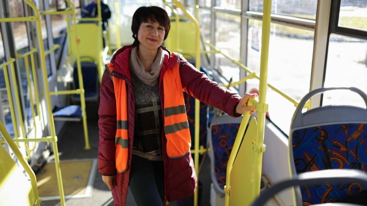 «В молодости захотелось красиво одеться, пришла заработать»: история омички, которая больше 30 лет водит трамваи