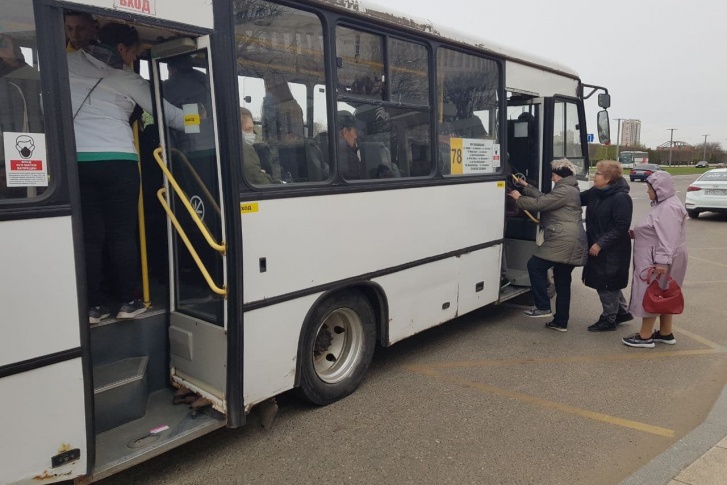 До этого совсем небольшое количество людей в маршрутках соблюдало ковидные ограничения До этого совсем небольшое количество людей в маршрутках соблюдало ковидные ограничения