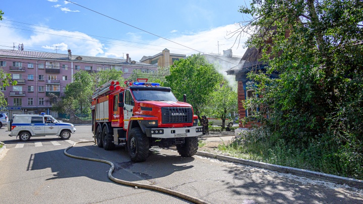 Двое эвакуированных: в Кемерове сгорел жилой частный дом