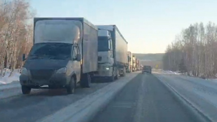 На трассе М-5 в Челябинской области образовались пробки после того, как по ней открыли движение большегрузов