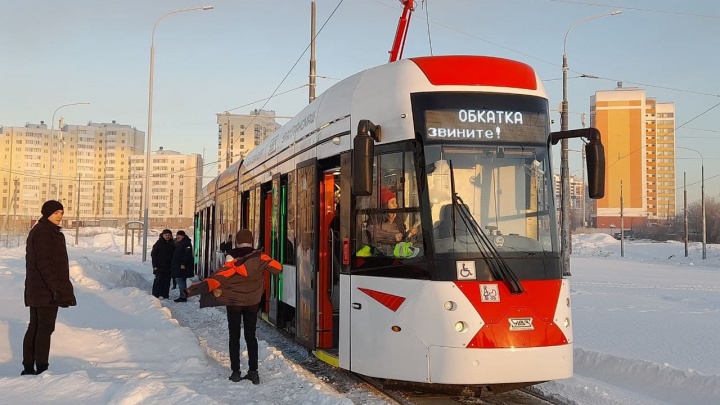 Из Екатеринбурга в Верхнюю Пышму пустили новенький трехсекционный трамвай