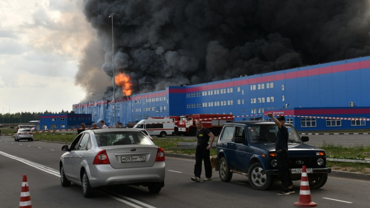 Ozon начал возвращать паспорта сотрудникам сгоревшего склада