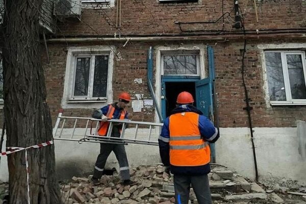 В Шахтах обрушился фасад дома, признанного аварийным несколько дней назад