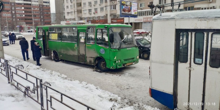 В автобусе, который врезался в троллейбус на Щорса, пострадали пассажиры