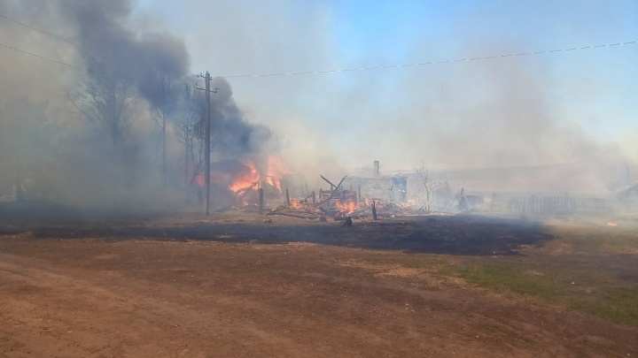 Три дома сгорели в кузбасском поселке Ильича
