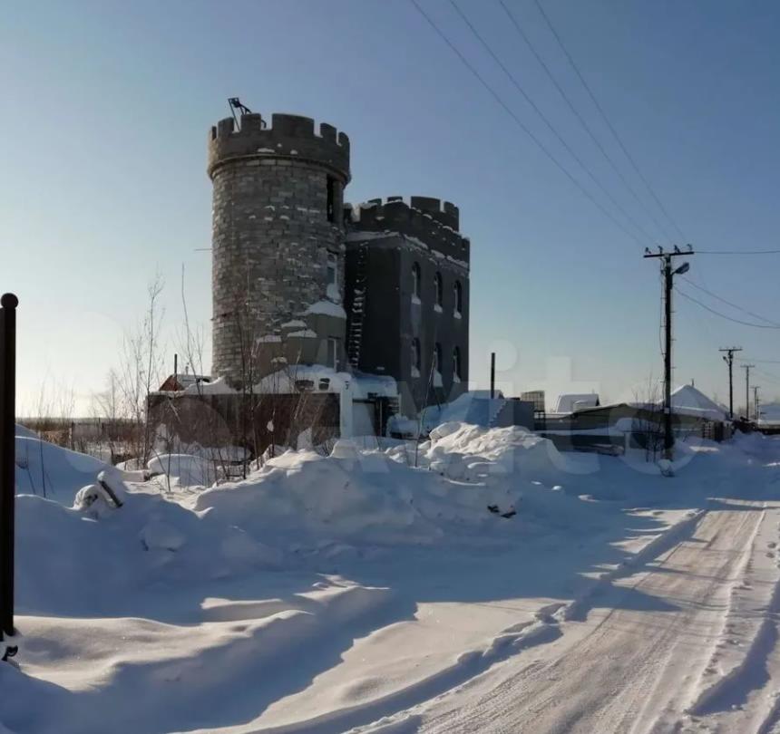 Замок расположен в 7 минутах езды от Нижневартовска