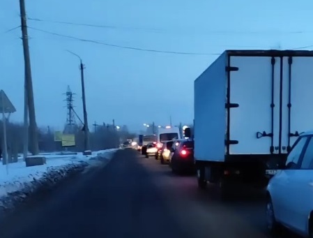 Челябинцев не предупредили о ремонте переезда в Новосинеглазово, и автомобилисты встали в огромную пробку