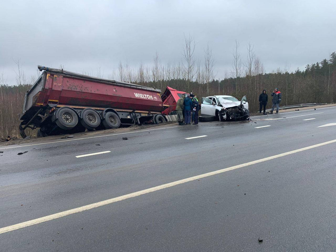 Военному грузовику вырвало мост в ДТП с самосвалом и легковой под Лугой