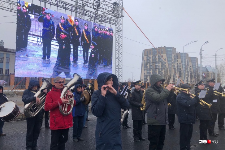 Не все музыканты в снежную погоду одеты как на парад