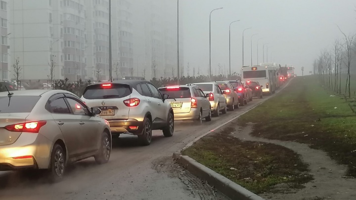 Два ДТП спровоцировали гигантскую пробку на выезде из Суворовского