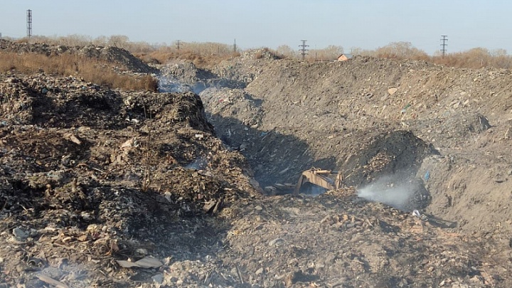 В Кемерове потушили тлеющий мусорный полигон